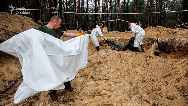 На звільнених від окупантів територіях ексгумували майже тисячу тіл загиблих