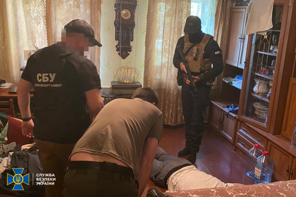 Працювали над запуском проросійського медіацентру на півдні України: СБУ затримала двох агентів РФ