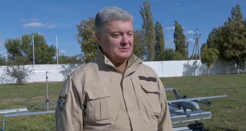 Порошенко привіз на південний фронт безпілотники «Очі Арти»: щоб знищувати русню