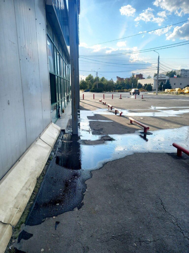 Російські окупанти тимчасово ввімкнули водопостачання у Маріуполі: місто затопило