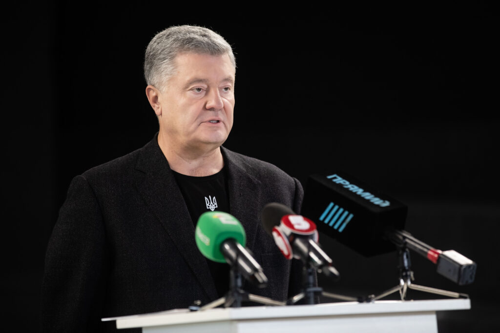 Мы не позволим обирать армию: Порошенко требует освободить топливо для ВСУ от акцизов