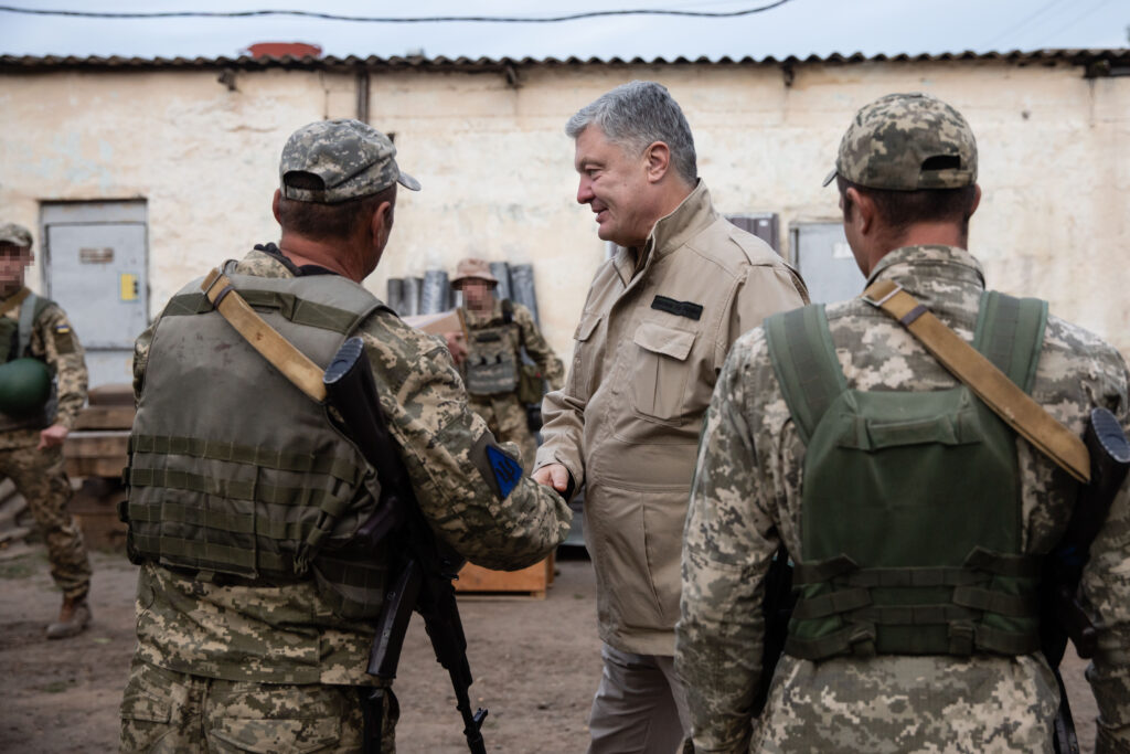 Ці хлопці бережуть наше небо – Порошенко привіз техніку і спорядження для підрозділу ППО