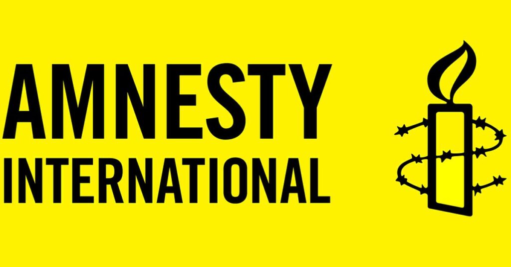 Ніжність у відповідь на геноцид? Amnesty International випустила конверти з обіймами росіянина та українця