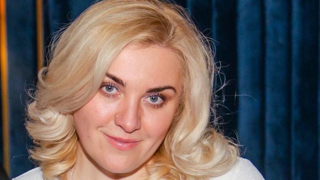 Здавала позиції ЗСУ росіянам: з України втекла ексдиректорка Печерської гімназії, яку суд випустив під заставу