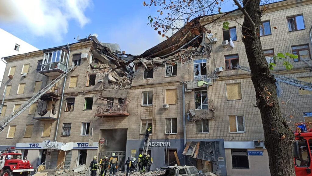 Ракетний удар по Харкову: зруйновано багатоповерхівку та пошкоджено адмінбудівлю