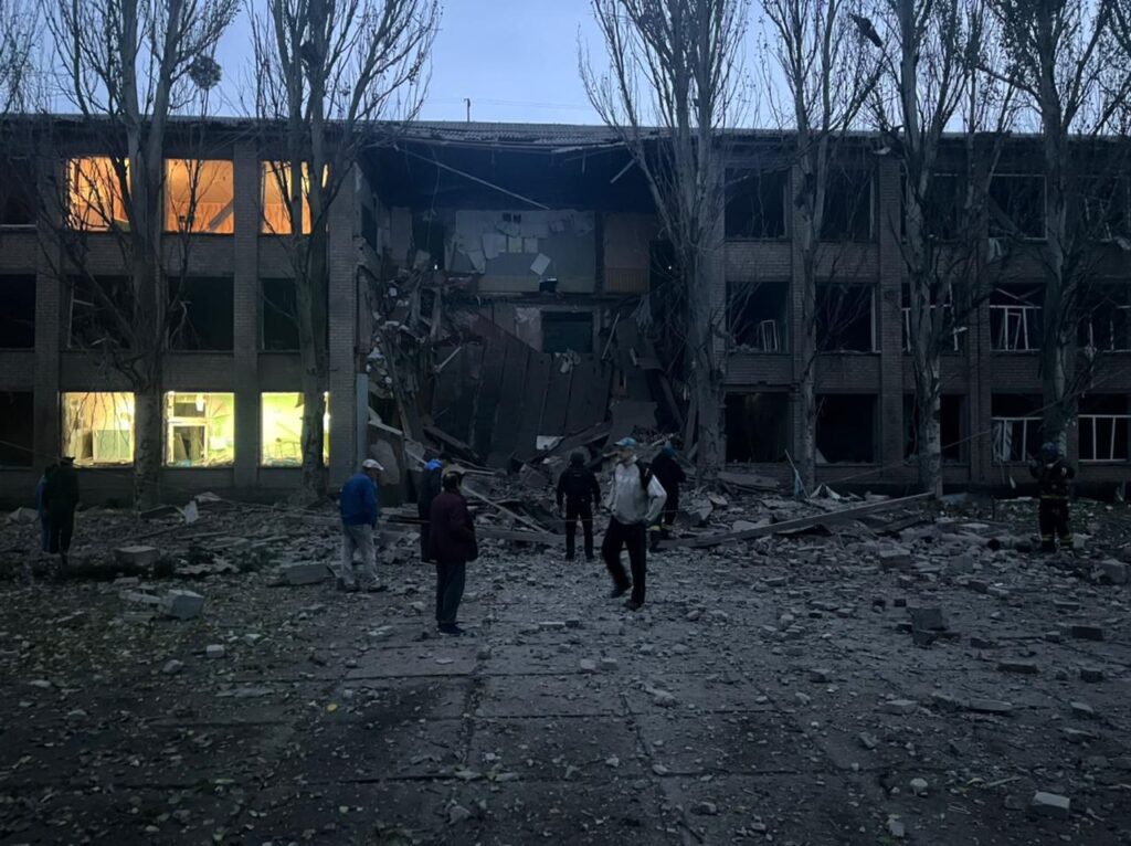 Війська РФ завдали ракетного удару по школі на Донеччині: в укритті переховувалися цивільні