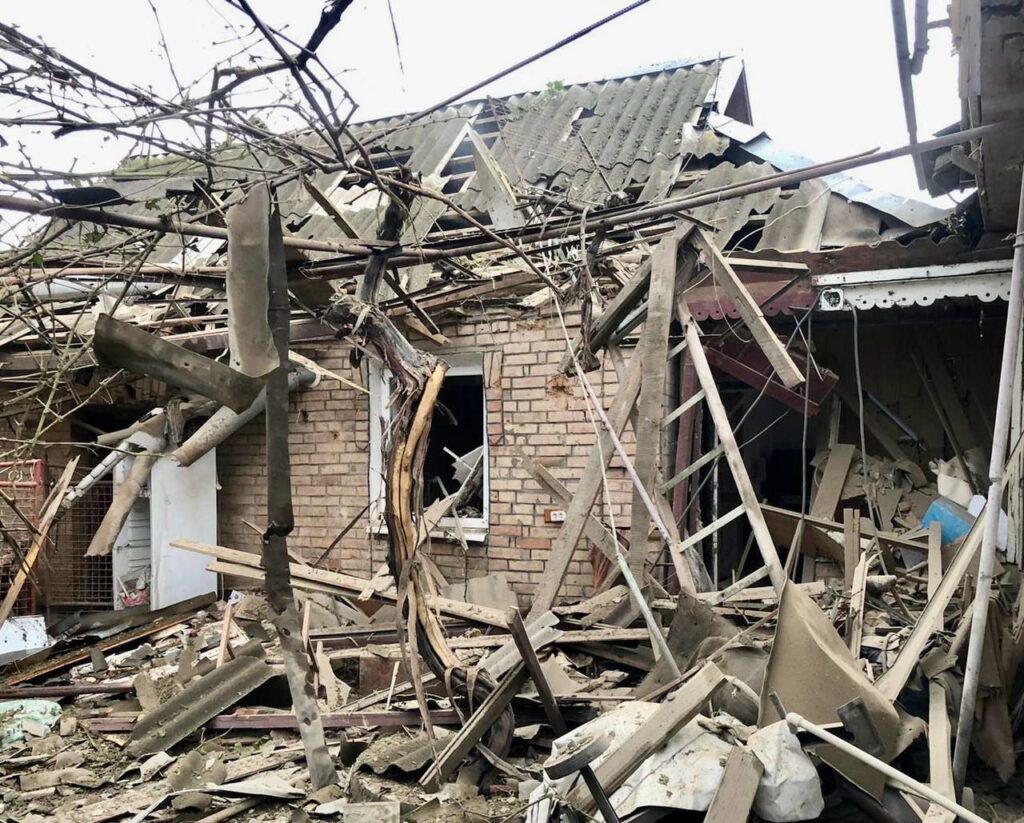 Пошкоджені житлові будинки та лінії електропередач, є постраждалі: росіяни з “Градів” обстріляли Дніпропетровщину
