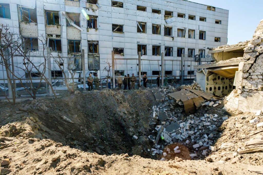 Били ракетами С-300: окупанти зруйнували спортивний комплекс “Локомотив” у Харкові