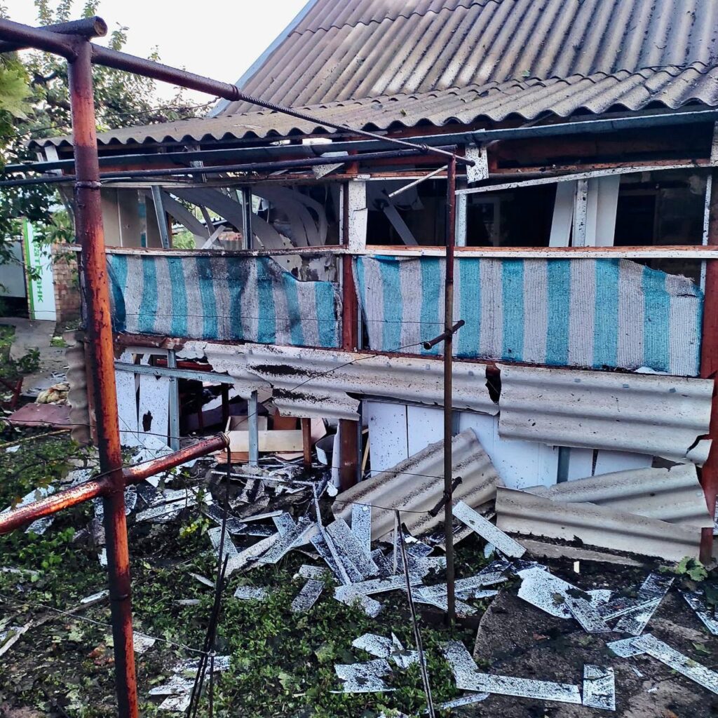 Пошкоджено приватні будинки, ліцей та дитячий садок, є поранені: армія РФ обстріляла два райони Дніпропетровщини