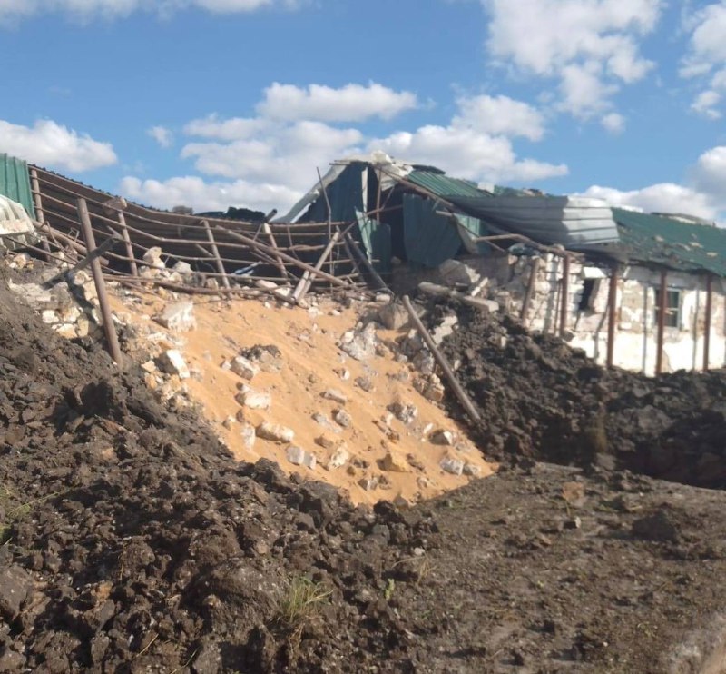 Зруйнували підприємство, є загиблі та поранені: росіяни обстріляли два райони Дніпропетровщини