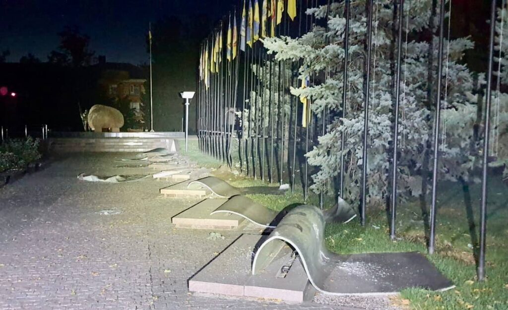 Пошкоджено 17 багатоповерхівок, дві лікарні, школа, музей та адмінбудівлі: росіяни обстріляли Дніпропетровщину