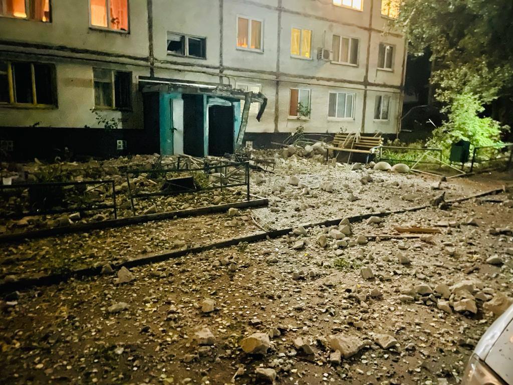 Росіяни вдарили по Харкову: в одному з будинків були заблоковані люди, їх врятували