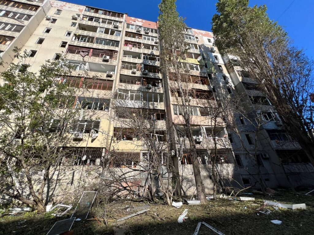 Российская атака по Николаеву: кроме девятиэтажки, повреждены еще шесть соседних домов