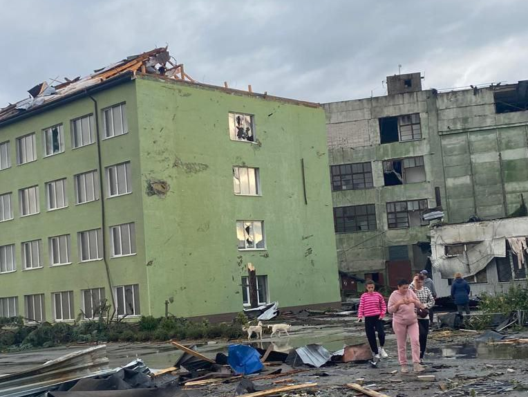 Наслідки буревію на Сумщині: у Бурині четверо постраждалих, триває визволення людей з-під завалів