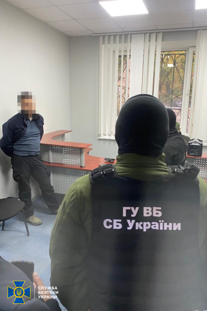 За 150 тисяч доларів “закривав деякі справи”: СБУ затримала свого ж співробітника за отримання хабаря