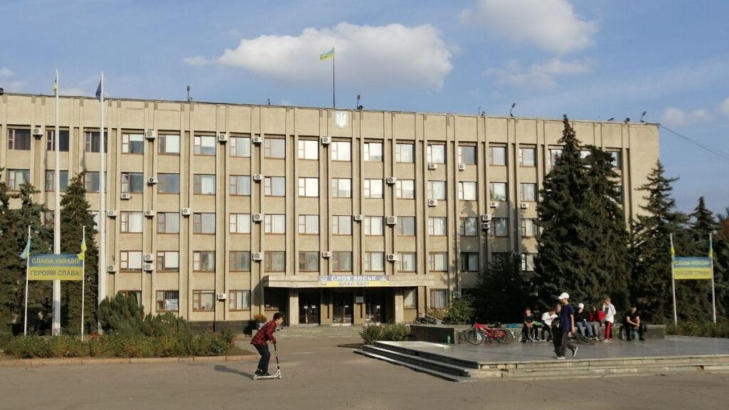 У Слов’янську почали відновлювати інфраструктуру: мешканців закликали зачекати з поверненням