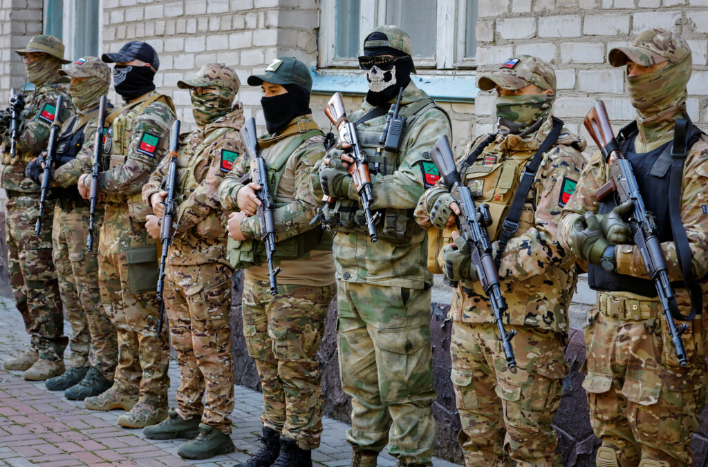 “Фабрикують справи за доносами”: окупанти у Мелітополі продовжують масово привласнювати покинуті квартири