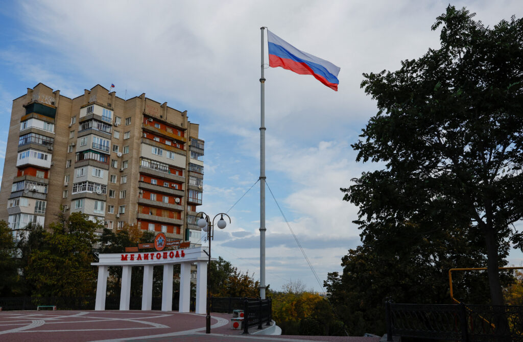 Перевірки телефонів та інформаційний терор: росіяни ввели військову цензуру у Мелітополі – мер