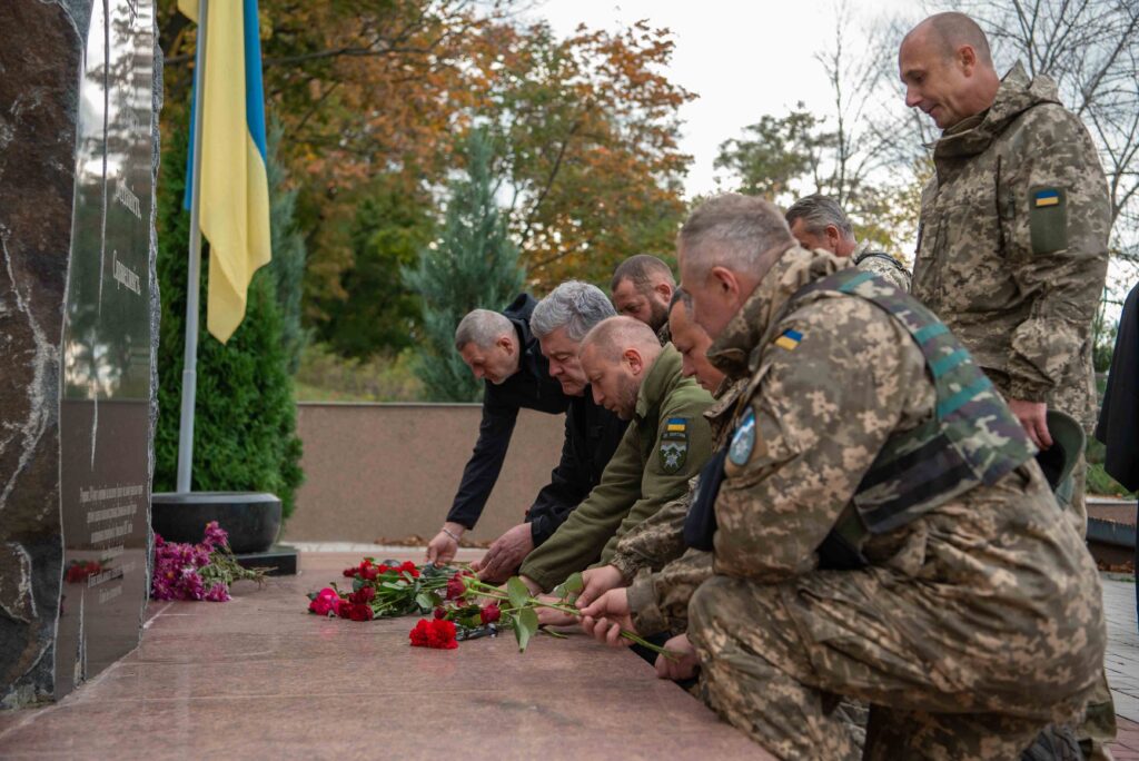Вони – герої для всього вільного світу: Порошенко у Слов’янську вшанував загиблих бійців