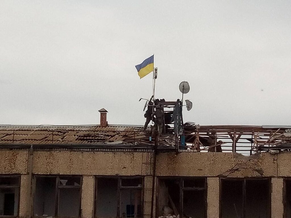 Над звільненою Миролюбівкою замайорів прапор України