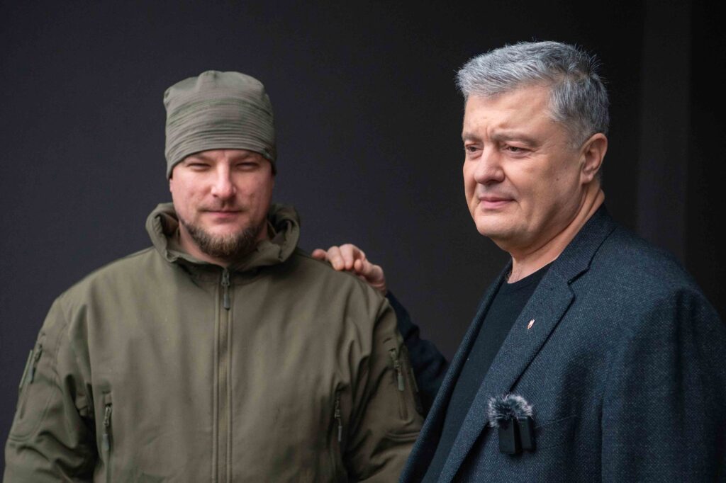 Горжусь братством: Порошенко передал десантнику Александру Погребиському технику и машину «скорой» для бригады ДШВ