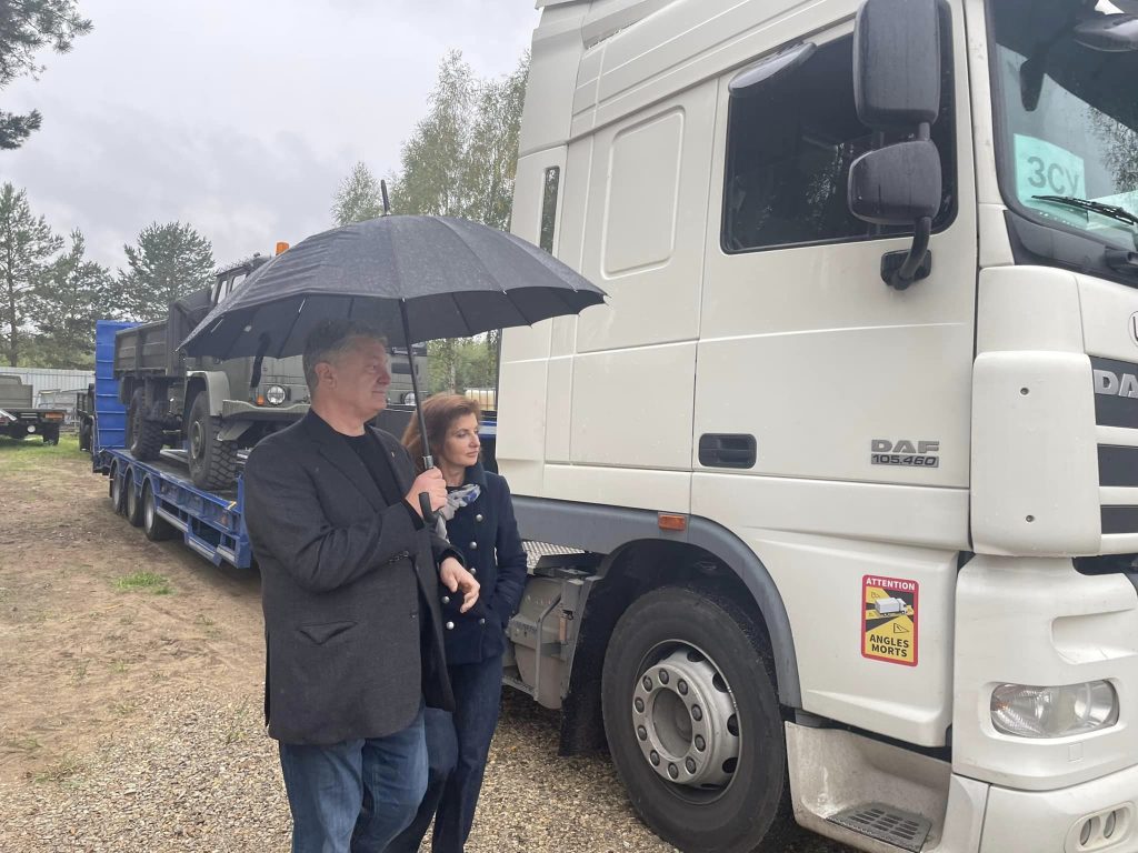 Вантажівки для фронту: Порошенко відправив з Польщі ще одну партію автівок DAF