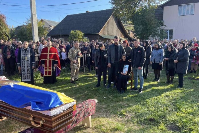 “Сказали нести в обхід і зачинили двері до храму”: на Закарпатті священник УПЦ МП заборонив відспівувати бійця ЗСУ