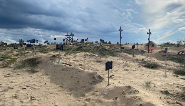 У Лимані на Донеччині виявили близько 200 могил цивільних і братське поховання