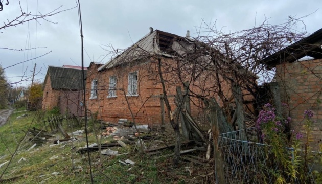 Російські окупанти обстріляли з “Градів” прикордонне село на Сумщині: пошкоджені п’ять приватних будинків