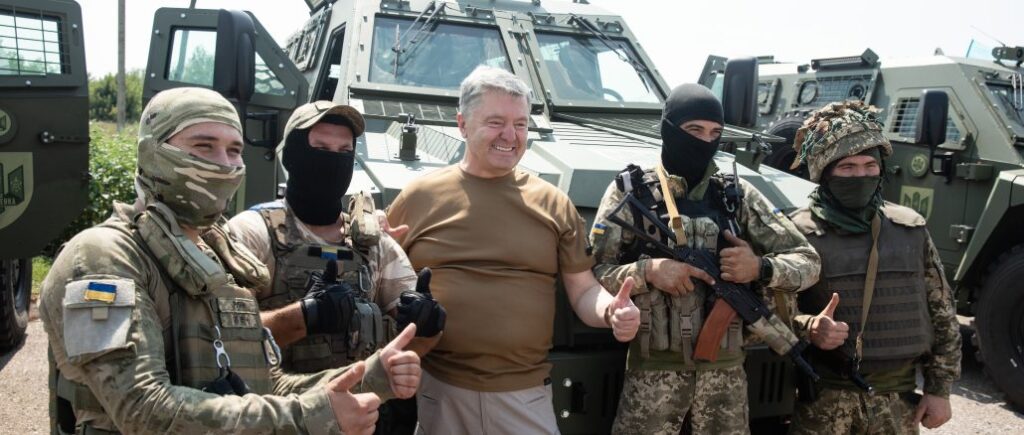 Порошенко розповів, як вдалося купити італійські бронемашини: допоміг прем’єр-міністр Драгі