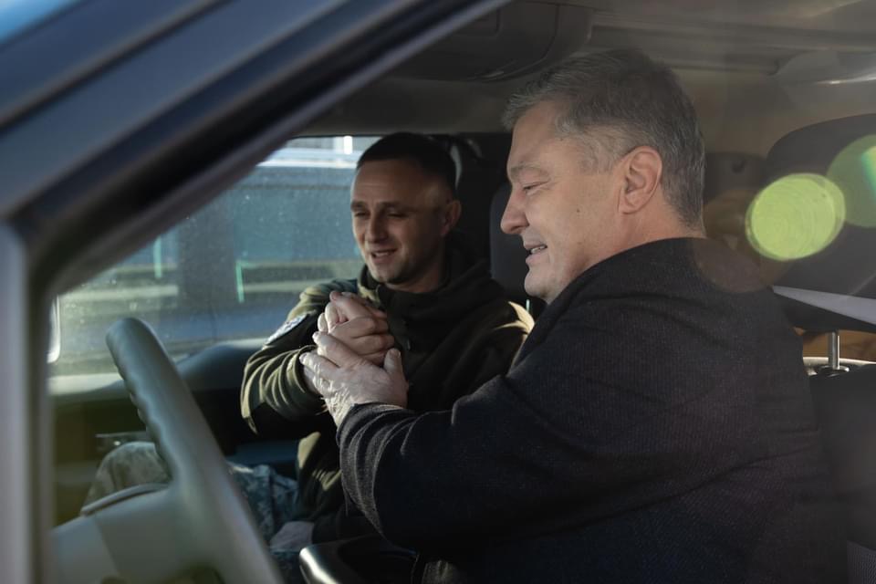 Это вопрос безопасности наших ребят: Порошенко передал еще один мощный пикап военным