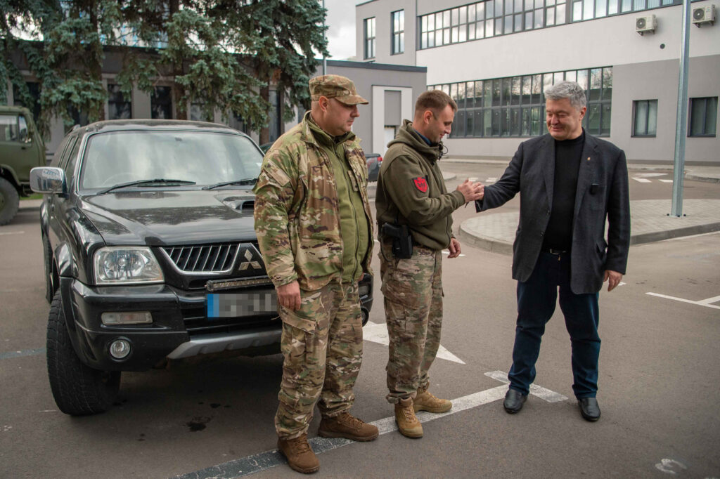 Враг паникует, а украинцы поддерживают ВСУ: Порошенко передал пикап бойцам на херсонское направление