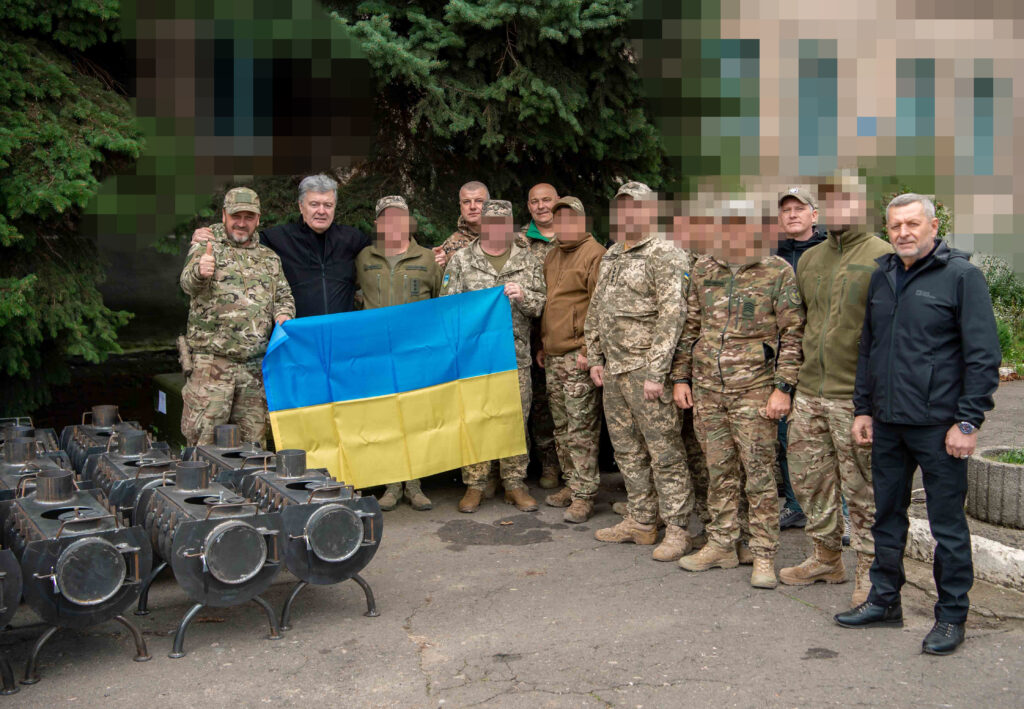 Все, що хлопці замовляли – Порошенко привіз розвідникам на Донбас радіостанції, дрони, генератори і буржуйки