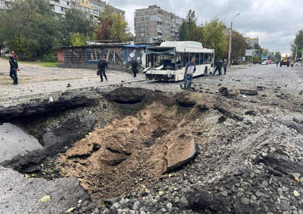 У Дніпрі за одну ніч відремонтували дорогу, яку зруйнували росіяни