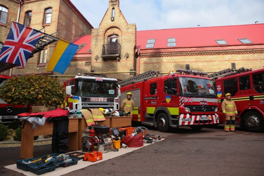 Велика Британія та Північна Ірландія передали рятувальникам на Львівщині парк пожежно-рятувальної техніки