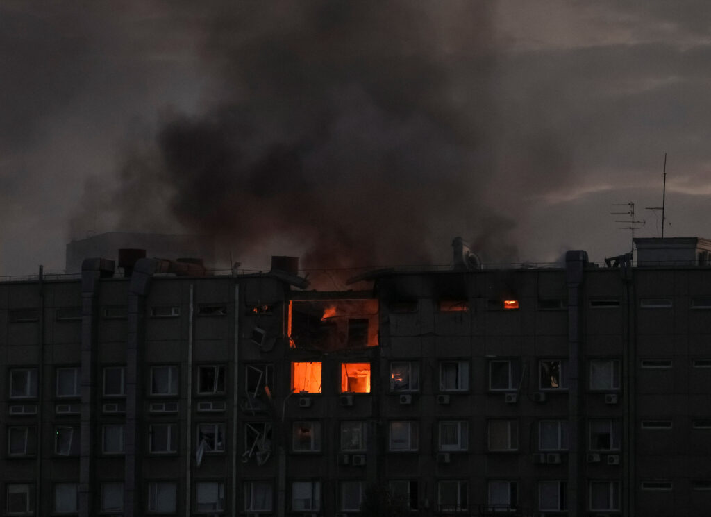 В Киеве из-под завалов дома, разрушенного в результате атаки дронами, достали тело женщины