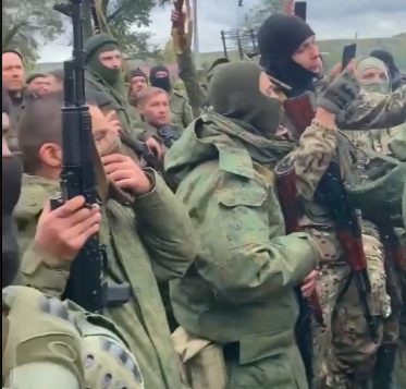 “До нас ставляться як до худоби, нікуди не поїдемо”: мобілізовані у РФ бунтують перед виряджанням до України