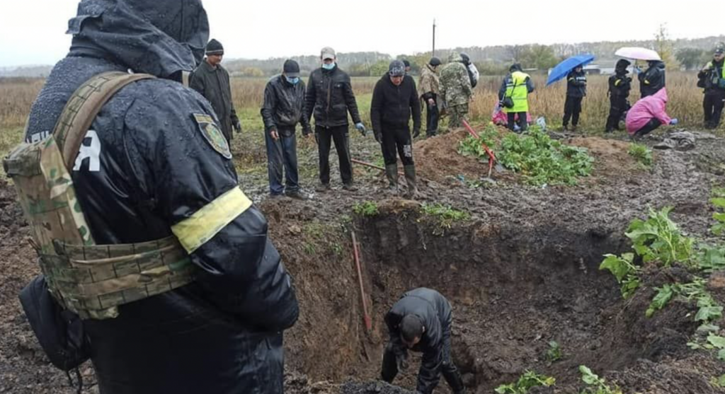 На Харківщині знайшли нове масове поховання – МВС