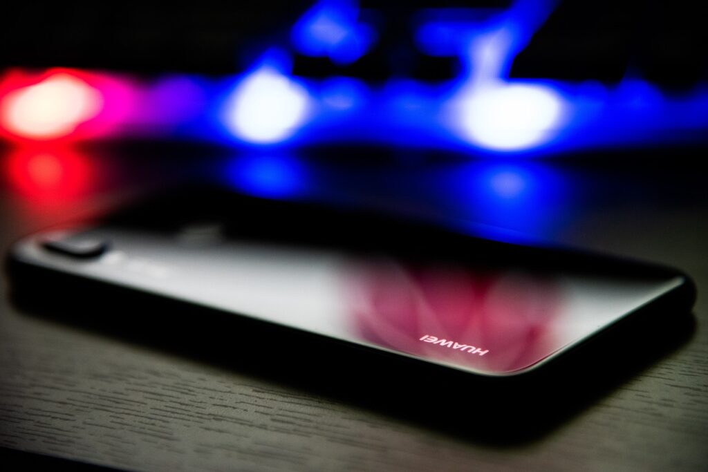 Компанія Huawei припинила прямі постачання смартфонів до Росії