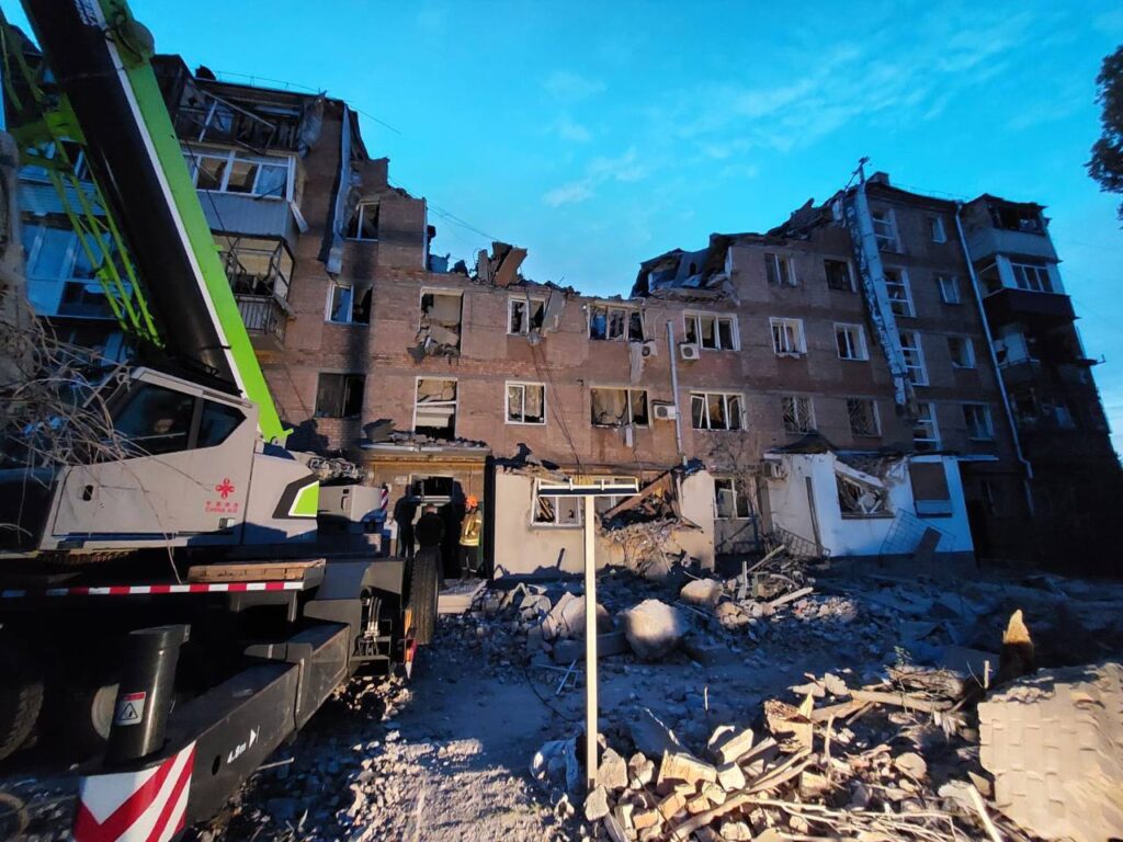 Росіяни вдарили ракетами по багатоповерхівці в Миколаєві, з-під завалів врятували дитину: фото та відео