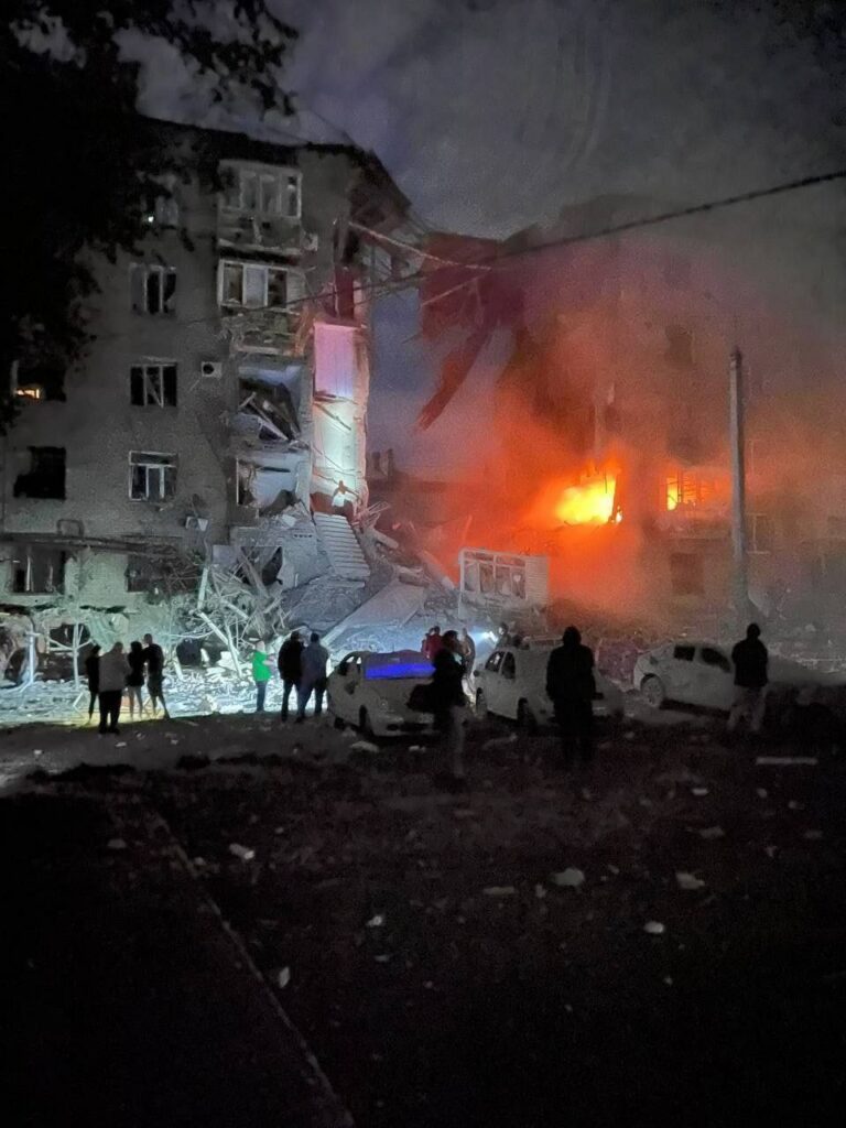 Росіяни знову вдарили ракетами по Запоріжжю: зруйновано під’їзд багатоповерхівки
