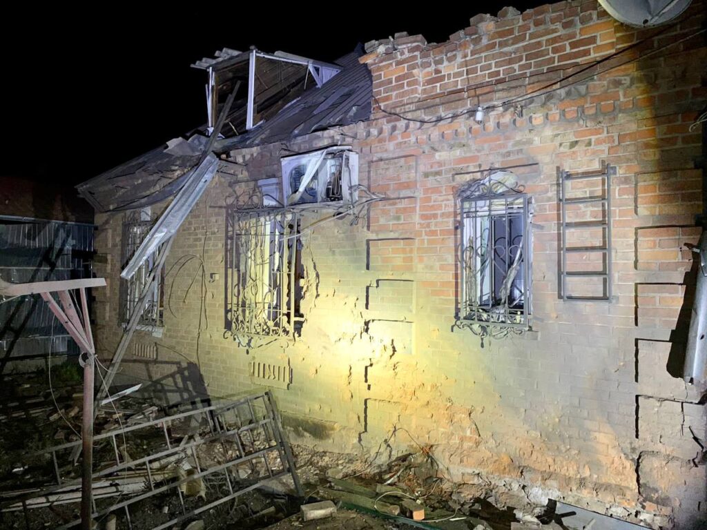 Троє поранених, серед них дитина: окупанти випустили з “Градів” понад 100 снарядів по Нікополю