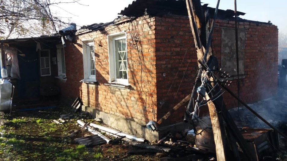 Пошкоджено будинки та промисловий об’єкт, є поранений: окупанти обстріляли два райони Харківщини