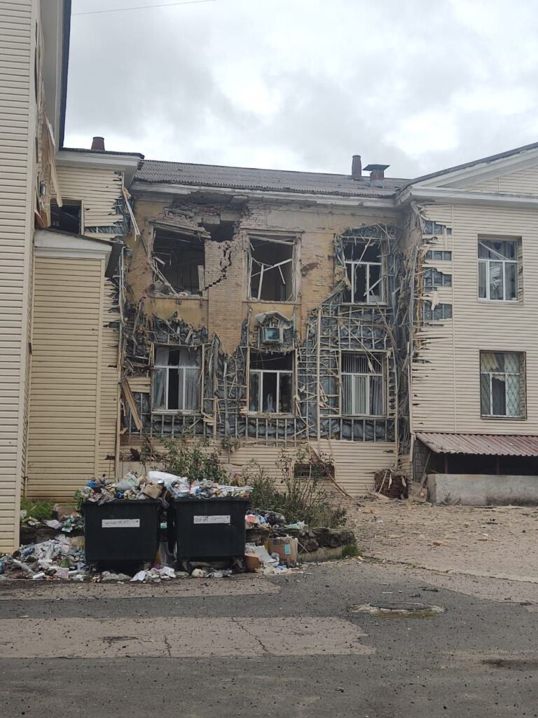 Окупанти з артилерії обстріляли лікарню в Бахмуті, що на Донеччині