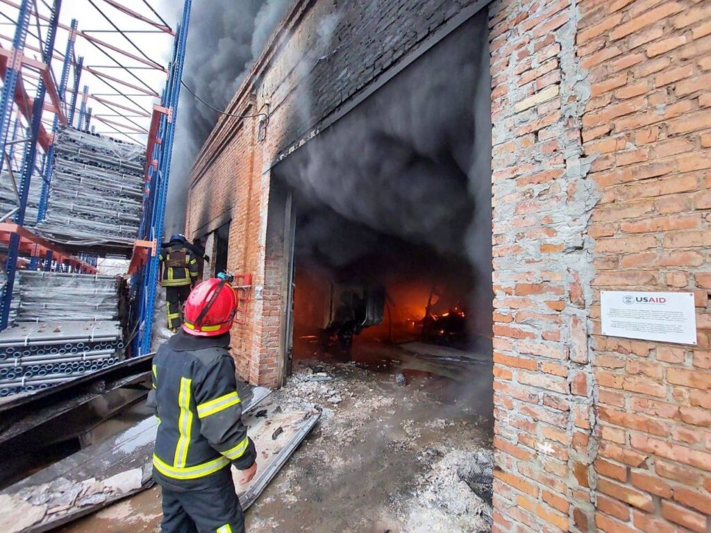 Пошкодили нежитлові приміщення та колишнє підприємство: військові РФ обстріляли дві громади Донеччини