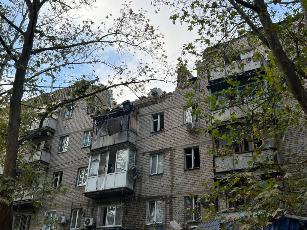 Войска РФ обстреляли Николаев — ракета С-300 попала в многоэтажку: фото и подробности