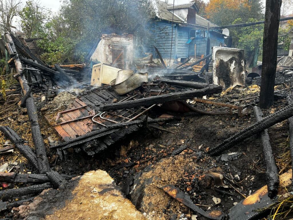Росіяни вгатили по селу на Сумщині: постраждали будинки