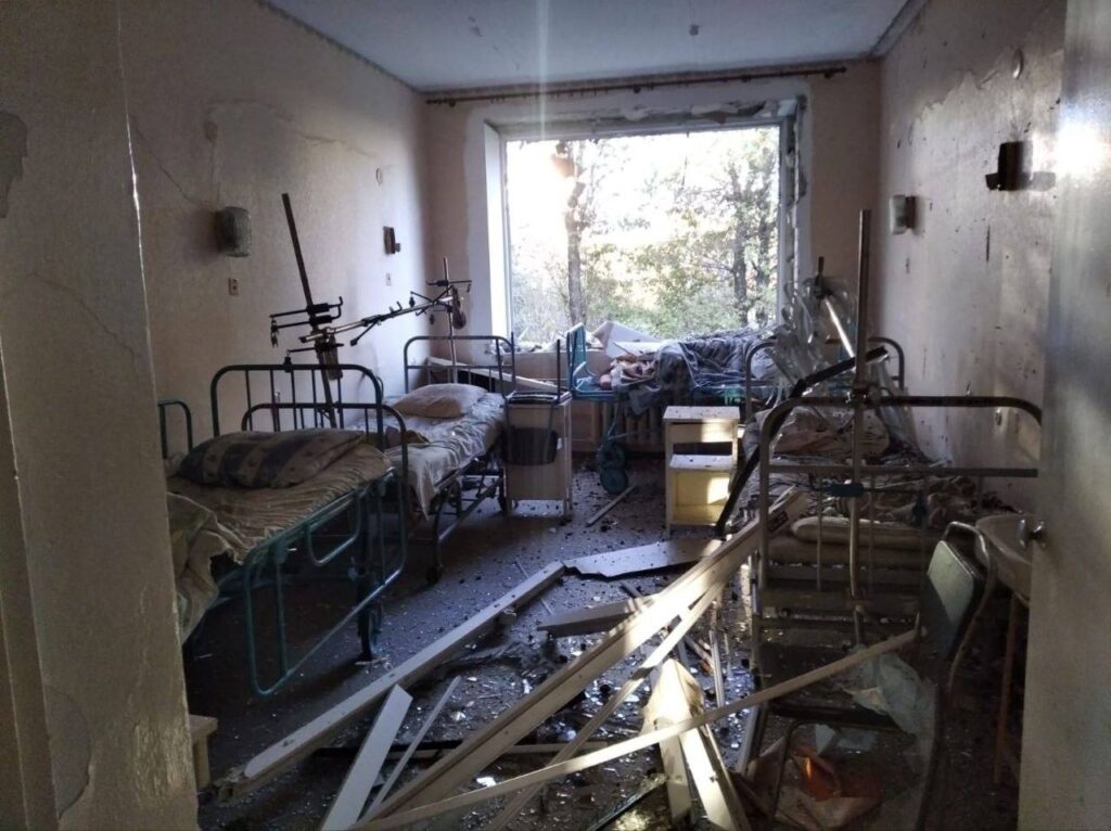 Війська РФ влучили в лікарню на Харківщині: загинув лікар-анестезіолог, будівля майже зруйнована
