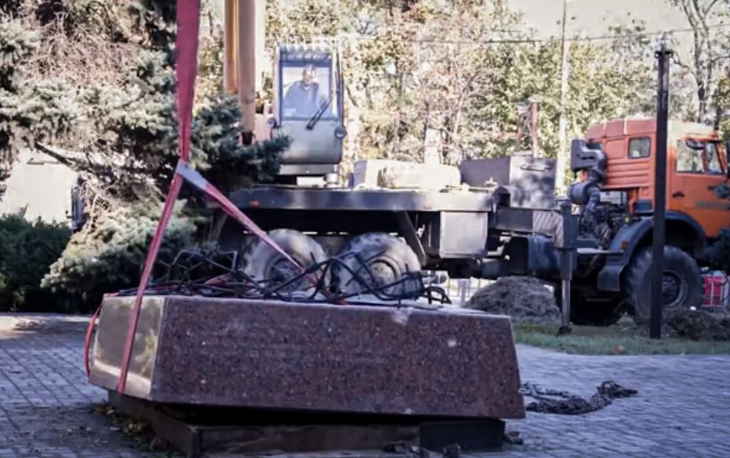 Гранит переделают в стройматериалы: в Мариуполе россияне демонтировали мемориал жертвам Голодомора