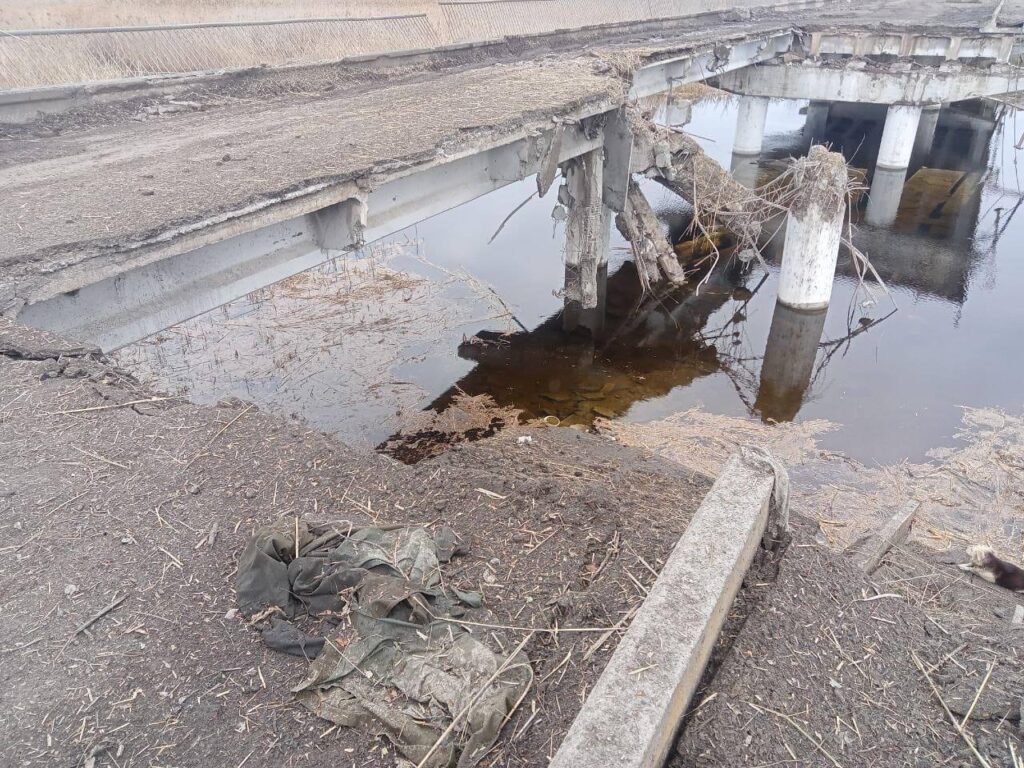 Окупанти підірвали міст через річку Красна на Луганщині: фото